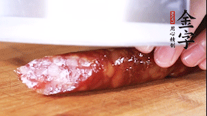 金字肉感香腸切成片，大蒜切末。