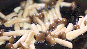 熱油下鍋煸香蒜末，依次加蟹味菇、香腸、西蘭花均勻翻炒，放適量水燜煮3分鐘。