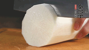 白蘿卜去皮切塊，豆芽洗凈。