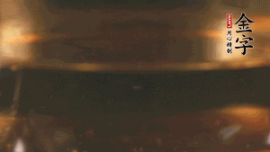 冷水下鍋，加入牛仔骨、姜片焯水備用。