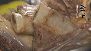 鍋中加熱適量油，加入姜和牛仔骨炒至外表呈金棕色。