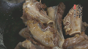 加入白蘿卜、料酒、水、火腿煮40分鐘。