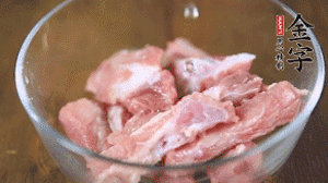 切成小段的排骨洗凈后，加姜片焯水3分鐘。