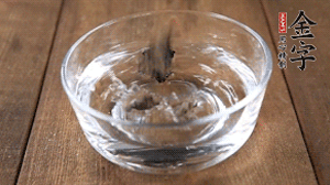 黑木耳泡發(fā)備用。