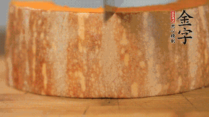 南瓜去皮洗凈后，切成規(guī)則的長(zhǎng)方形。