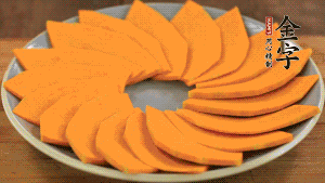 秋葵、南瓜交叉擺在盤中，然后香腸片置于上面，擺成花環(huán)狀。