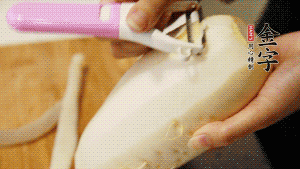 蘿卜去皮，切成絲。（如果用擦菜板，不能選擦成太碎的）