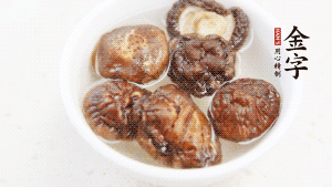 鍋加熱至7成，放蘿卜絲煸炒，加3粒冰糖翻炒至透明，盛出備用。