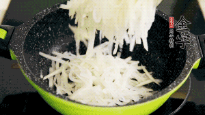 鍋加油至5成熱，放香腸粒、臘肉粒翻炒，等脂肪變透明后，加香菇、瑤柱、蝦米，放適量冰糖、胡椒粉、鹽炒至香味溢出。