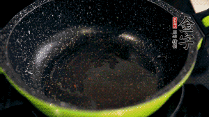 盆中放入炒好的蘿卜絲、香腸等食材，加粘米粉、澄粉，一邊倒香菇水，一遍攪拌成稀糊狀。（加入少量的澄粉可以讓蘿卜糕質(zhì)地柔軟又充滿彈性，而且還可以增加成品的透明感。 ）