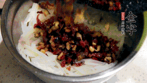 在蒸盤中鋪上油紙，鋪好食材后壓一壓，蒸箱中蒸30分鐘即可。（蒸好的蘿卜糕切成厚片，用少量油煎一下，撒點(diǎn)蔥花口味更好。）