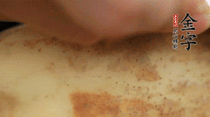 金字香腸切片，藕去皮切薄片備用。