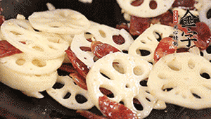 依次下香腸片、藕片翻炒均勻，加適量清水燜熟。