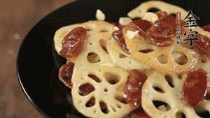 出鍋前加少許鹽調(diào)味，撒上蔥花即可。