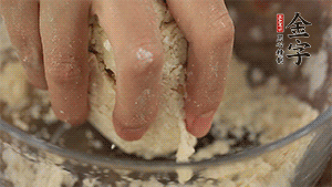 揉勻成光滑的面團(tuán)后，醒發(fā)半小時(shí)。