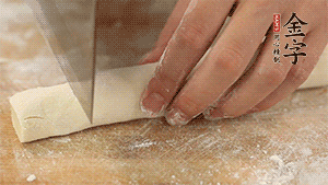 均勻切段后搓成長(zhǎng)條狀，繞到香腸上，以紅豆點(diǎn)綴眼睛。