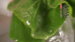 小青菜從根部掰開，分別洗凈。