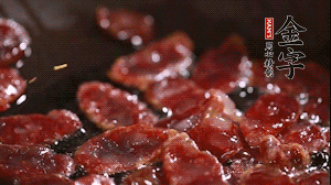 鍋中油7成熱時，香腸片翻炒均勻，然后依順序加胡蘿卜絲、小青菜、面條。