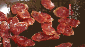 鍋中油7成熱時，，先放香腸煸香，再放荷蘭豆、小玉米均勻翻炒。（可淋點(diǎn)料酒或清水讓香腸口感軟一些）