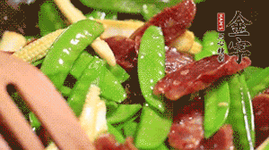 出鍋前加少許鹽調(diào)味就可以啦！