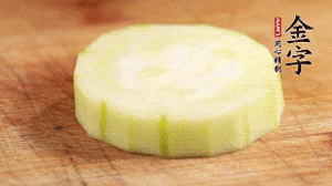 將香腸片鋪到絲瓜圈上。