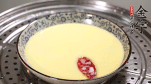 將香腸片均勻鋪上，繼續(xù)蒸6分鐘。