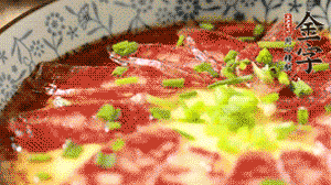 出鍋前淋上少許生抽、香油調(diào)味，撒上蔥花就可以了。