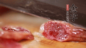 金字香腸蒸或煮至7成熟，切成片備用。