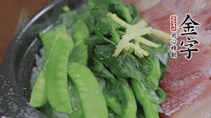 燜好的米飯開蓋，放入菜心、荷蘭豆，澆上調(diào)味汁拌勻。