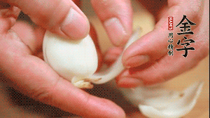 鮮百合花瓣剝成片。