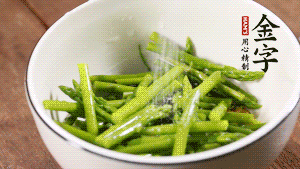 將調(diào)料放入準備好的食材中，攪拌均勻。