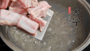 剁成塊狀的排骨洗凈，放入沸騰的鍋中，加姜片汆燙，2分鐘后撈出備用。