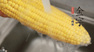 蓮藕切塊、玉米切段、荸薺削皮。