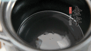 依次把排骨、玉米、蓮藕、荸薺放入砂鍋中。（根據(jù)食材的難易熟度放置，難熟的放下面，其他湯品也是一樣。）