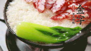 5分鐘后，在鍋邊用勺子淋一圈少少的油。打雞蛋，放青菜，把調(diào)好的醬汁倒入。（在米飯周圍用小勺沿著鍋邊淋上一圈油，是為了吃到地道的鍋巴。這個(gè)過程可以稍微轉(zhuǎn)動下鍋，使四壁受熱均勻。）