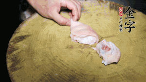 新鮮豬蹄切成塊狀，冷水入鍋，加姜片、黃酒汆燙3分鐘，出鍋后洗凈。（要先將豬蹄的蹄甲和毛處理干凈，如果有毛扎扎的感覺(jué)，非常影響口感。大火燒開(kāi)后，撇去血沫，要多撇幾遍至干凈，這樣才可使湯色更鮮亮、清淡不油膩。）