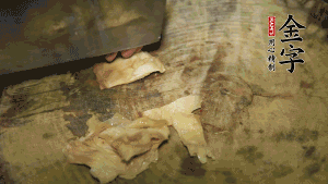 加適量溫水淹沒(méi)食材，大火燉至水沸后再小火慢燉1小時(shí)，出鍋前10分鐘加枸杞。（焯過(guò)水后的豬蹄不應(yīng)再用涼水，用溫水燉煮更容易軟爛。也可以用高壓鍋或者有煲湯功能的電飯煲，省時(shí)又便于入味。）