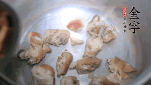 煎至兩面略金黃時，加適量熱水燉至奶白。