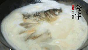 然后加竹蓀段、姜片、枸杞、火腿片，以少量鹽、黃酒調(diào)味，大火燉煮10分鐘。