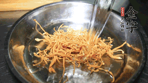 蟲草花用涼水浸泡10分鐘，干香菇溫水泡發(fā)至軟去蒂備用。蓮子、紅棗也可一同清洗干凈。