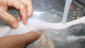 土雞處理干凈。（如果買不到土雞，一般的雞也是可以的，不過需要汆水。溫水下鍋汆燙7分鐘左右，汆燙時需要適時翻動。汆燙雞肉是為了去掉生腥味，也是一次徹底清潔的過程，可以使燉出的湯清爽而不渾濁，鮮香而無異味）