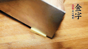 將雞、生姜片、火腿片放入砂鍋中，注入清水淹沒雞身。（燉湯最適宜冷水下鍋，隨著水溫的慢慢升高，原料會充分釋放出營養(yǎng)。）