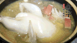 煮沸時加入蟲草花、香菇、紅棗，以料酒調(diào)味繼續(xù)小火燉煮1小時左右。