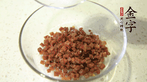 【月餅餡】2．火腿丁、白砂糖、蜂蜜攪拌腌漬2小時。