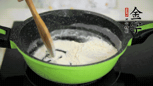 【月餅餡】3．把面粉放入干凈的炒鍋，小火加熱不斷翻炒，至呈微黃色熟透。在腌漬好的火腿丁中加熟面粉，拌勻后，加黃油拌勻揉搓成12個小球，放冰箱冷藏備用。