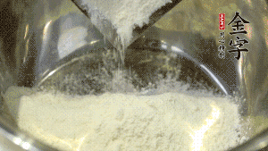 【油皮】1．將油皮材料放入料盆中，緩緩加100ml水，攪拌成雪花片狀。在案板上反復揉搓成有一定筋度的光潔面團，搓成12個團子。