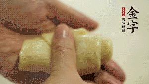 【包月餅】1．面劑兩頭向中間捏緊， 把光滑一面向下，按扁后搟成圓形面皮。餡料放在面皮中心，把餡料包緊，捏緊收口。