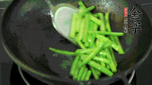 鍋中倒油，油溫7成熱時(shí)，放入四季豆煸炒至變色，然后放入香腸均勻翻炒，加少許清水燜煮1分鐘。