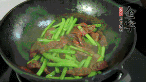 然后再加入鮮蓮子一起翻炒，至熟后加少許鹽調(diào)味就可以了。