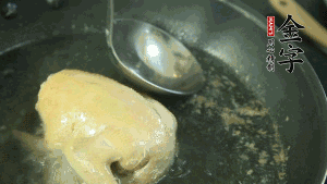 鴿子去毛和內(nèi)臟，處理干凈。大火燒開(kāi)鍋中的水，放入鴿子汆燙3分鐘，撇清血沫，撈出備用。（為了保證湯色純正，肉類(lèi)在煲制前要先去除殘留的血水，煲湯時(shí)一定要冷水下鍋，這樣肉里的蛋白質(zhì)才可以充分地溶解到湯里，湯的味道才會(huì)鮮美。）